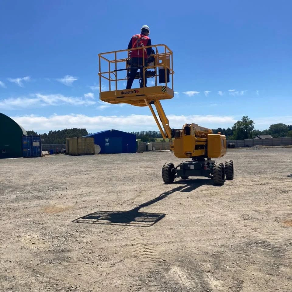 Plataforma articulada en faena industrial - Mas Rental Osorno